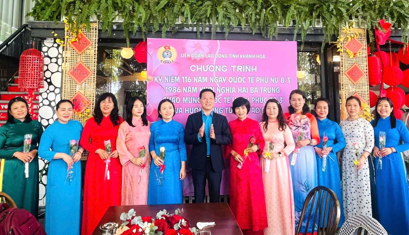 Mr. Phan Thanh Liem - Chairman of Khanh Hoa Provincial Labor Federation presents flowers to congratulate female trade union officials on the occasion of International Women's Day 8. 3. Photo: Phuong Linh