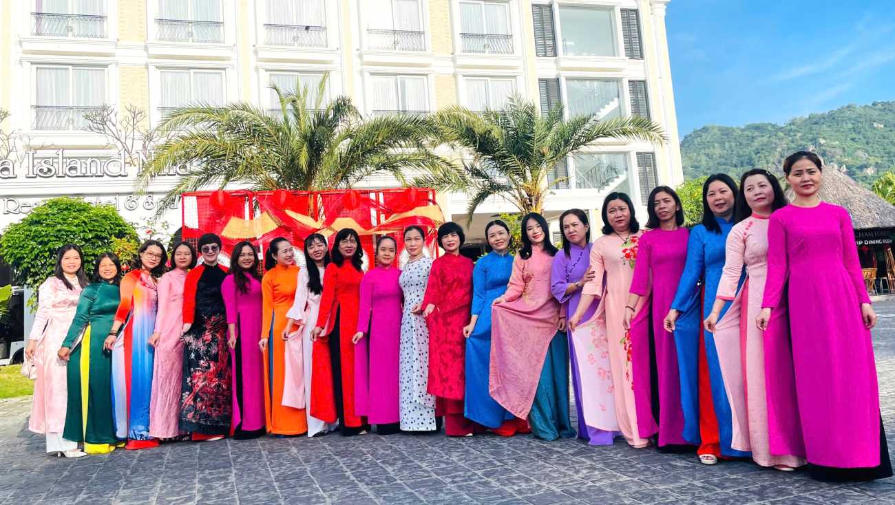 Các nữ cán bộ công đoàn Khánh Hòa hưởng ứng Tuần lễ Áo dài. Ảnh: Phương Linh