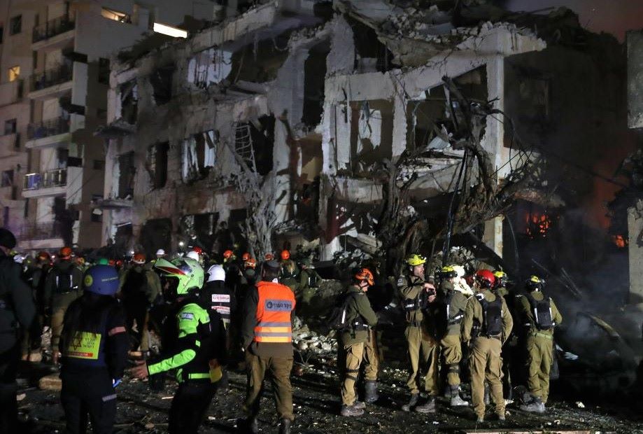 Lực lượng an ninh và cứu hộ Israel tại hiện trường vụ không kích của Iran ở Tel Aviv, Israel, rạng sáng 1.3.2026. Ảnh: Xinhua