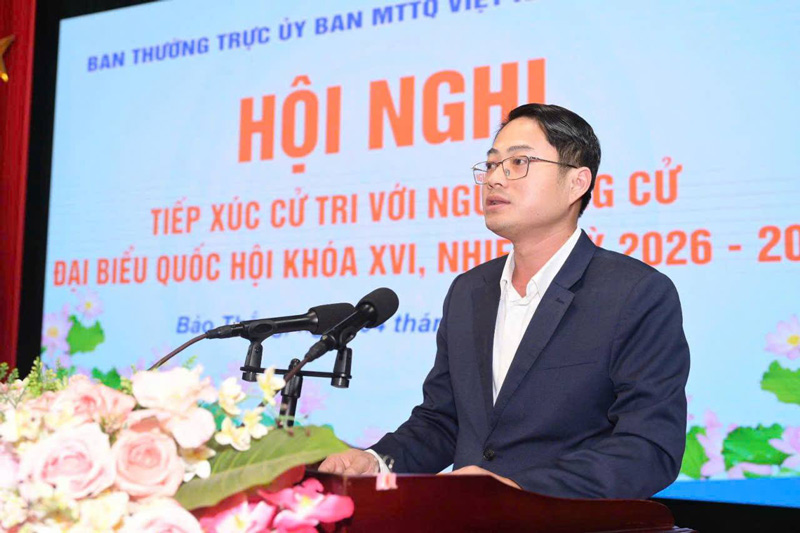 Ông Ngô Hoài Linh - Phó Chủ tịch Ủy ban MTTQ Việt Nam tỉnh thông tin tiểu sử tóm tắt của những người ứng cử đại biểu Quốc hội khóa XVI. Ảnh: Cổng thông tin Lào Cai 