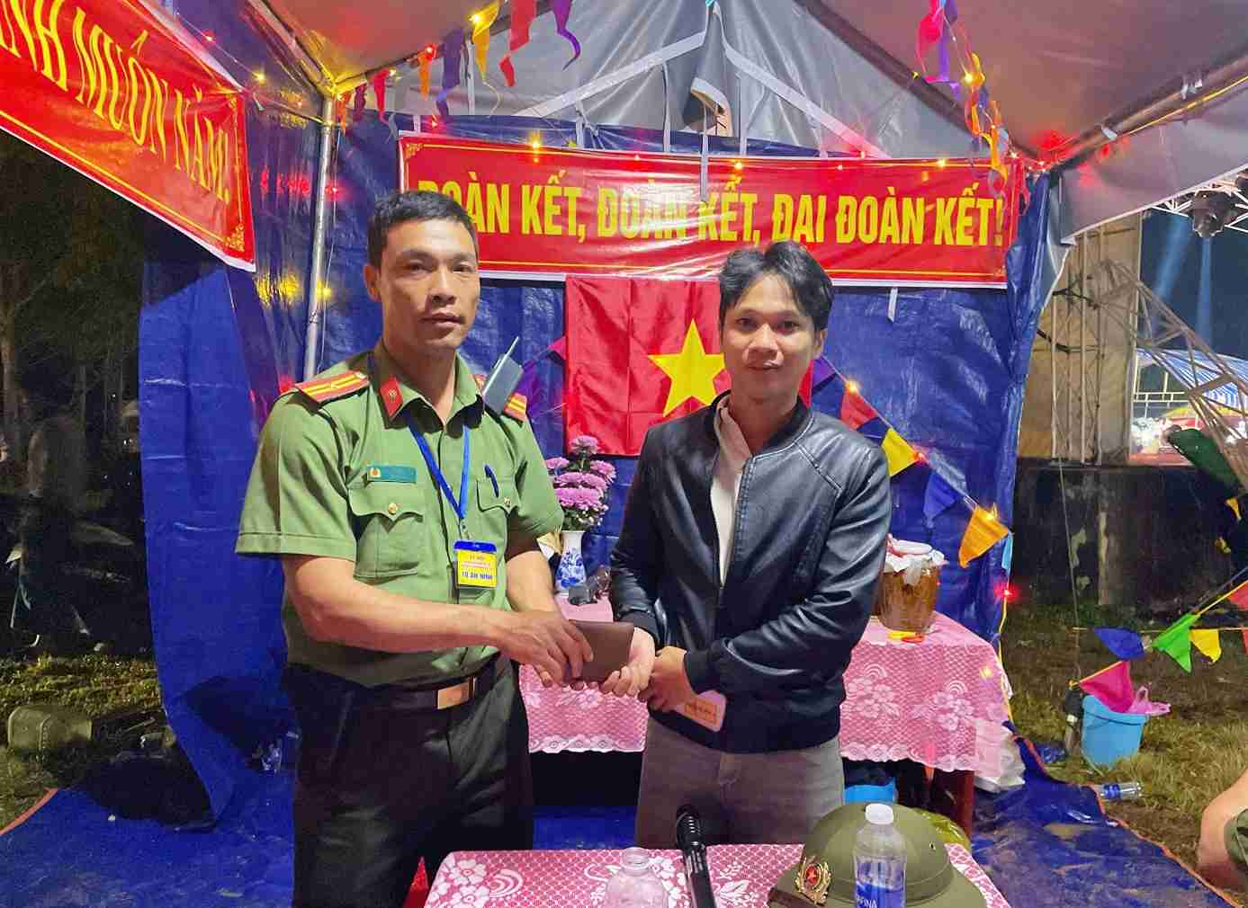Tam Giang Commune Police, Dak Lak province hand over property to citizens who dropped it. Photo: Police provided