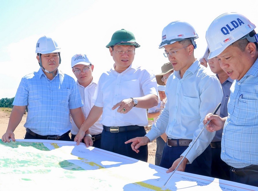 Ông Nguyễn Công Hoàng - Phó Chủ tịch UBND tỉnh Quảng Ngãi kiểm tra tiến độ dự án đường Hoàng Sa - Dốc Sỏi. Ảnh: UBND tỉnh Quảng Ngãi