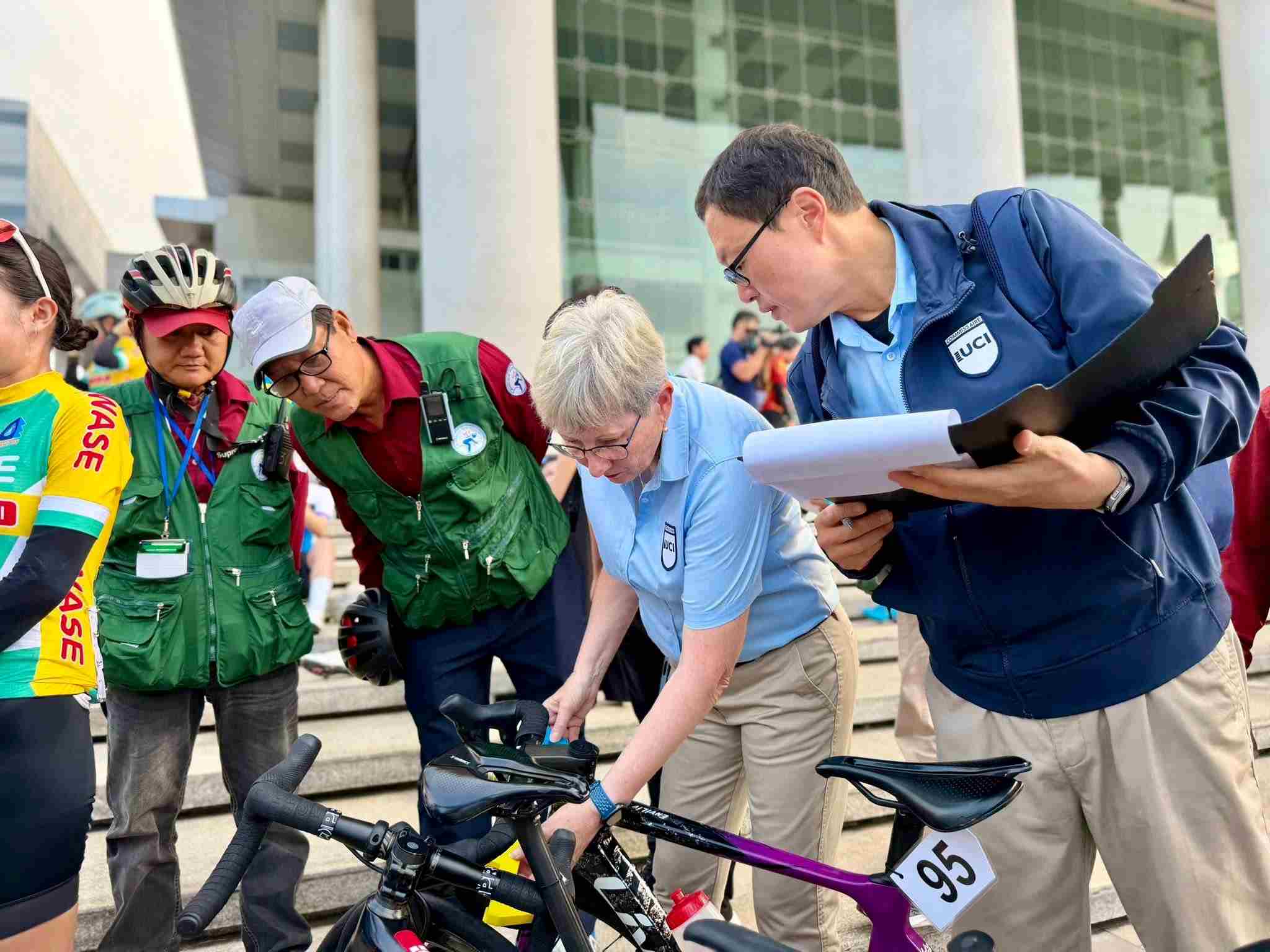 Ban giám khảo kiểm tra kỹ thuật xe đua kỹ lưỡng trước giờ xuất phát. Ảnh: Ban tổ chức 