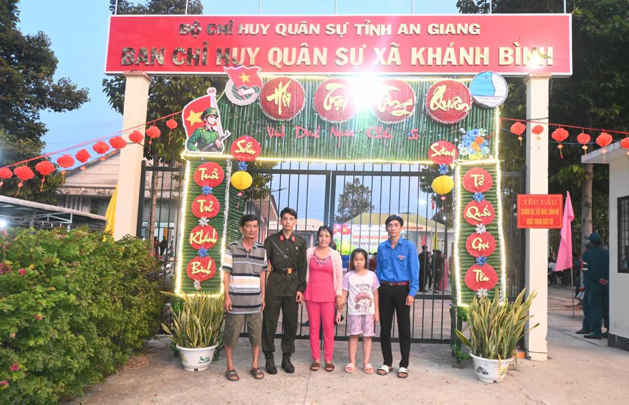 Gia đình chụp ảnh lưu niệm cùng tân binh trước ngày giao quân. Ảnh: Thành Nhân