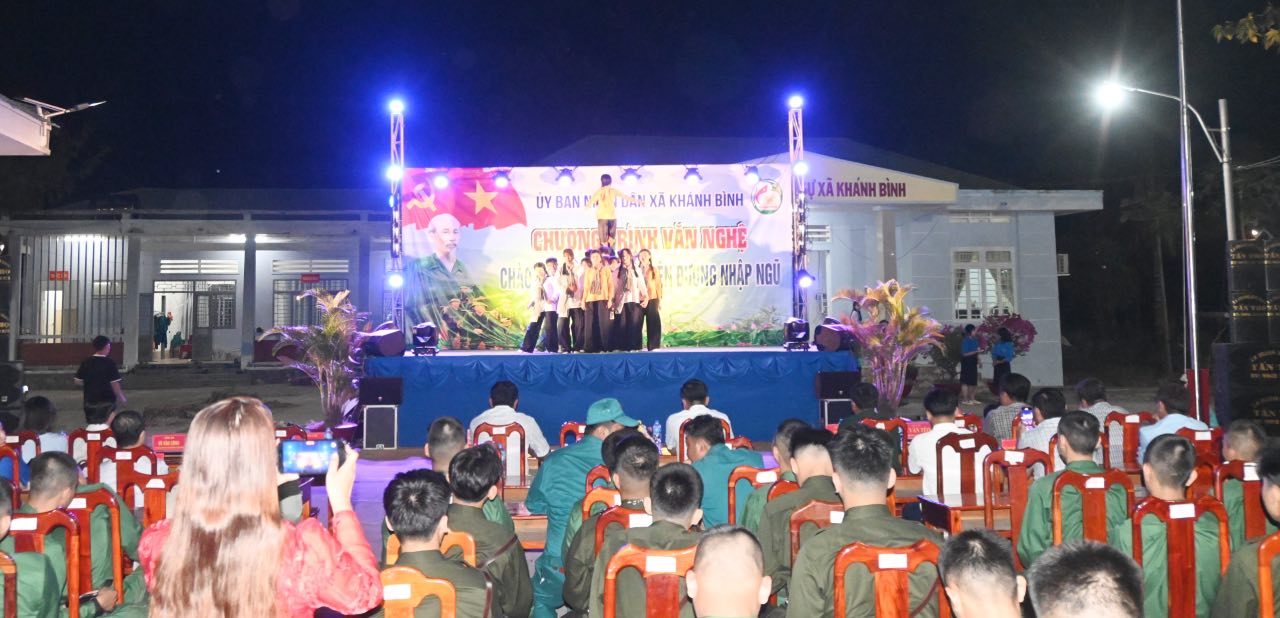 Không khí rộn ràng tại đêm tiễn các thanh niên xã Khánh Bình lên đường nhập ngũ. Ảnh: Thành Nhân