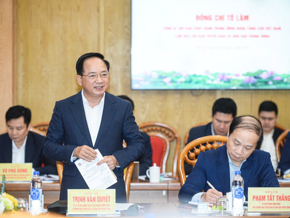 Ủy viên Bộ Chính trị, Bí thư Trung ương Đảng, Trưởng Ban Tuyên giáo và Dân vận Trung ương Trịnh Văn Quyết phát biểu tại buổi làm việc. Ảnh: Ái Vân