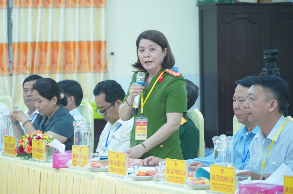 Lãnh đạo Công an xã Nhơn Ái phát biểu tại buổi làm việc. Ảnh: Tạ Quang