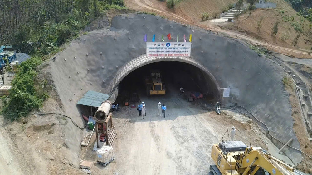 Workers work day and night drilling mountains, accelerating the Dai Viet tunnel on the Noi Bai - Lao Cai expressway. Photo: Ha Thang