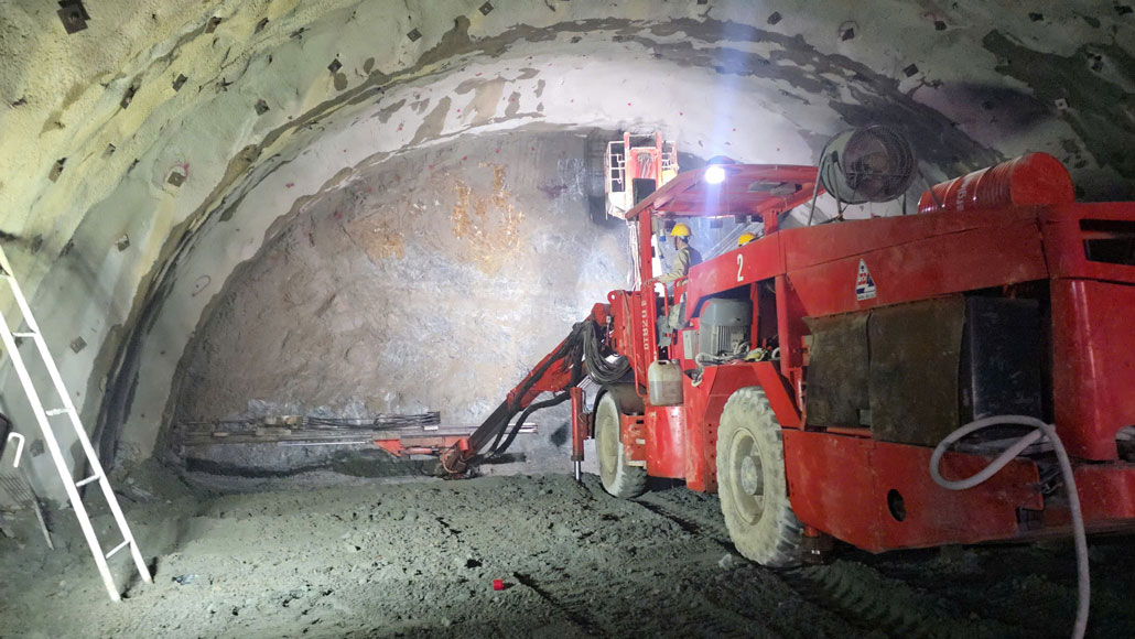 Trong điều kiện thời tiết lạnh, độ ẩm cao, đơn vị vẫn tổ chức thi công liên tục “3 ca, 4 kíp”, hoàn toàn không có ngày nghỉ. Ảnh: Hà Thắng