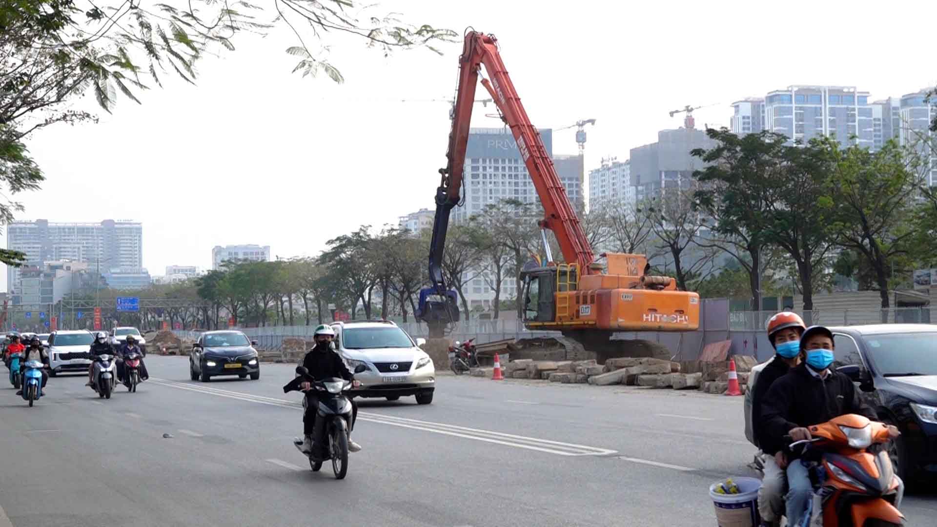 Temporarily dismantling many sections of median strip separating lanes on Vo Chi Cong street, Hanoi