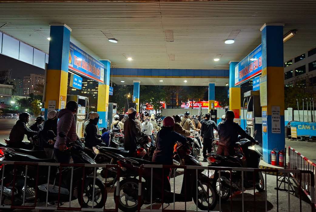 Nhiều người cho biết đã phải chờ khoảng 20–30 phút mới đến lượt đổ xăng. Ảnh: Tuyết Lan
