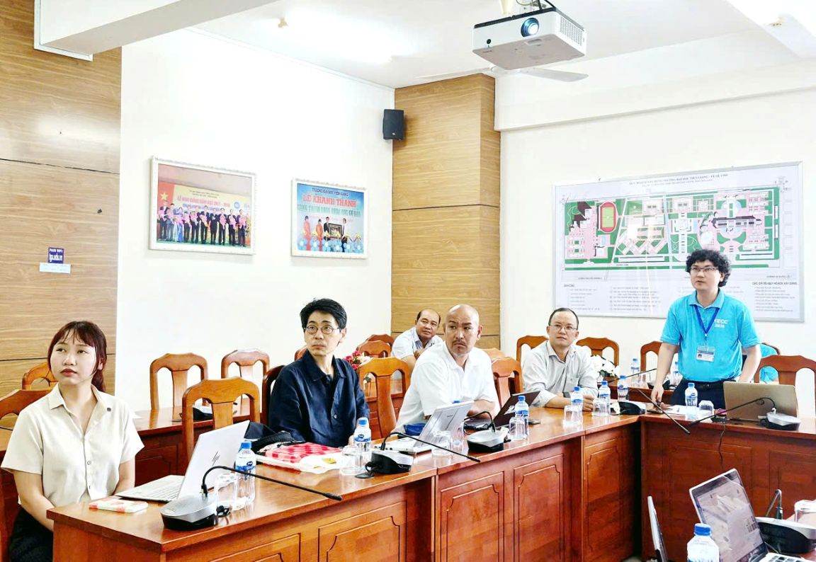 Đại diện các chuyên gia báo cáo tại buổi tổng kết. Ảnh: TGU