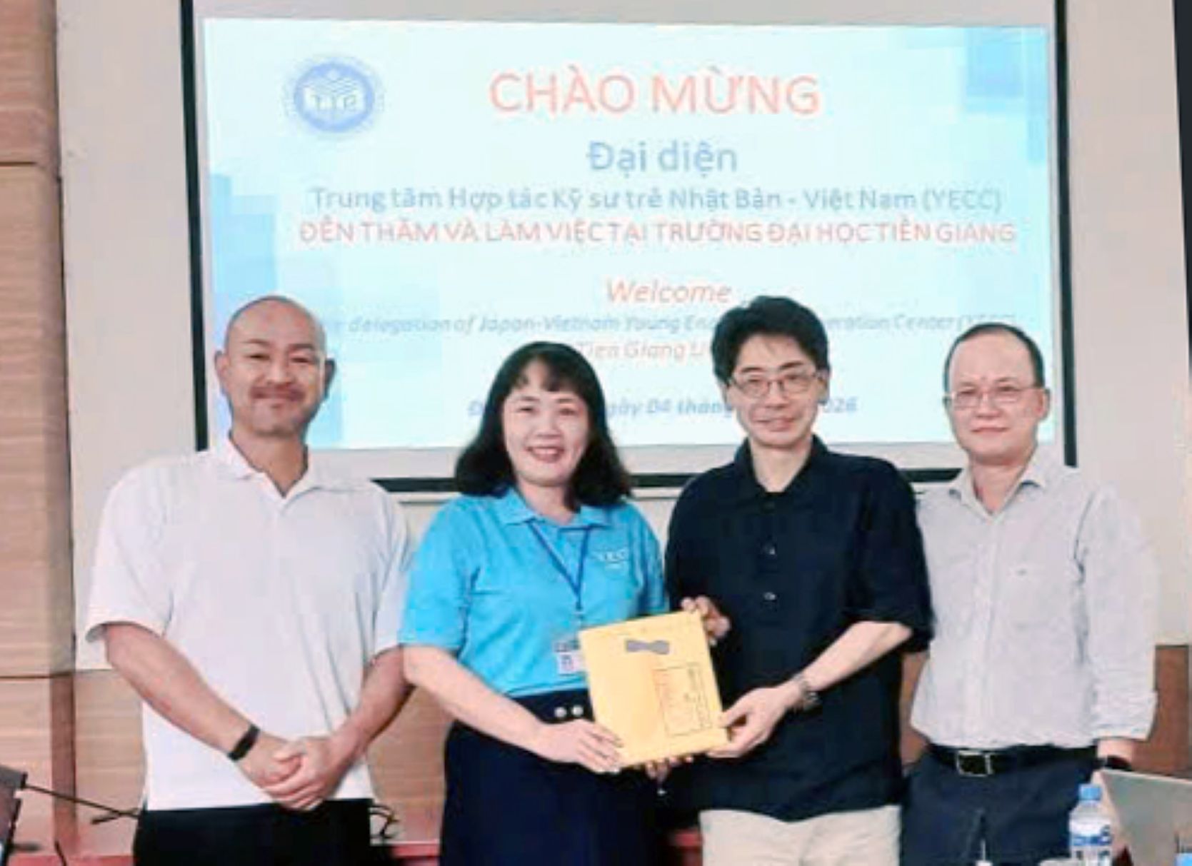 Đại diện lãnh đạo 2 bên hợp tác trao tặng quà lưu niệm. Ảnh: TGU