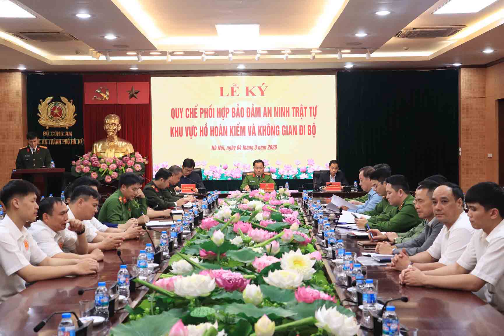 Lễ ký quy chế phối hợp bảo đảm ANTT hồ Hoàn Kiếm và không gian phố đi bộ. Ảnh: Công an Hà Nội 
