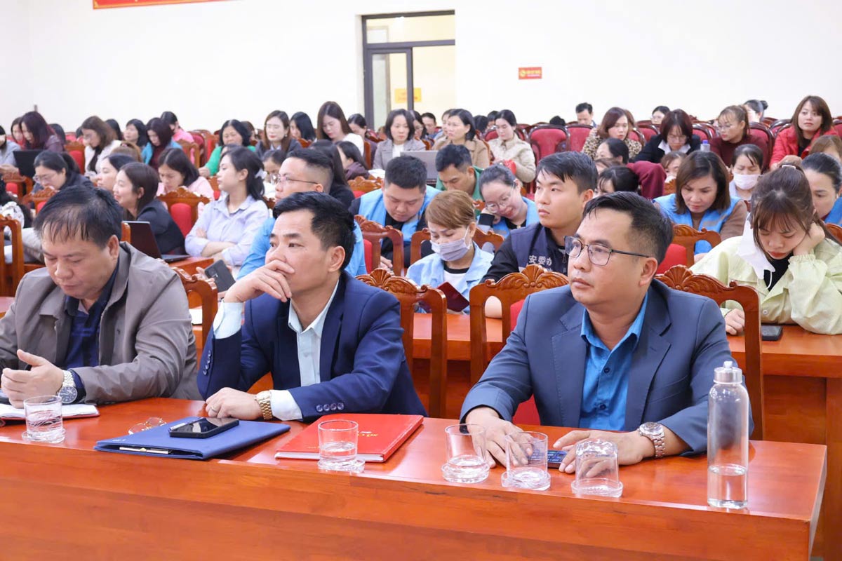 Hội nghị tiếp xúc cử tri có khoảng 200 đại biểu đại diện cho công nhân, người lao động KCN Đông Mai và 22 khu phố trên địa bàn. Ảnh: Quảng Ninh