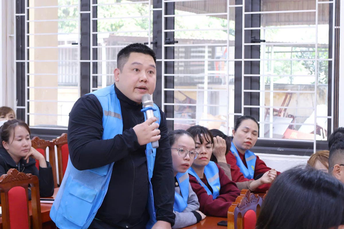 Voters speak at the Conference. Photo: Doan Hung