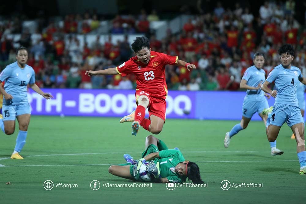 Tuyển nữ Việt Nam thi đấu kiên cường trước Ấn Độ. Ảnh: VFF