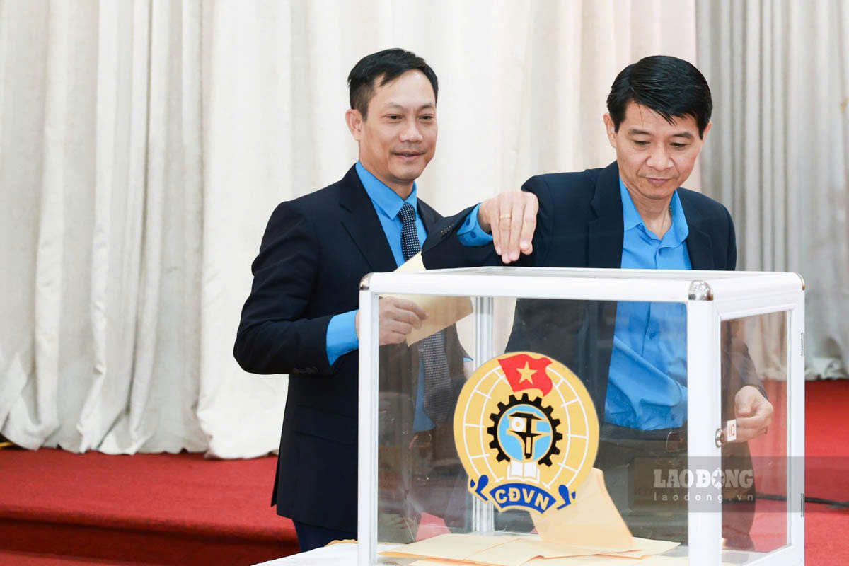 C&aacute;c đại biểu bỏ phiếu bầu Chủ tịch Tổng LĐLĐVN. Ảnh: Hải Nguyễn