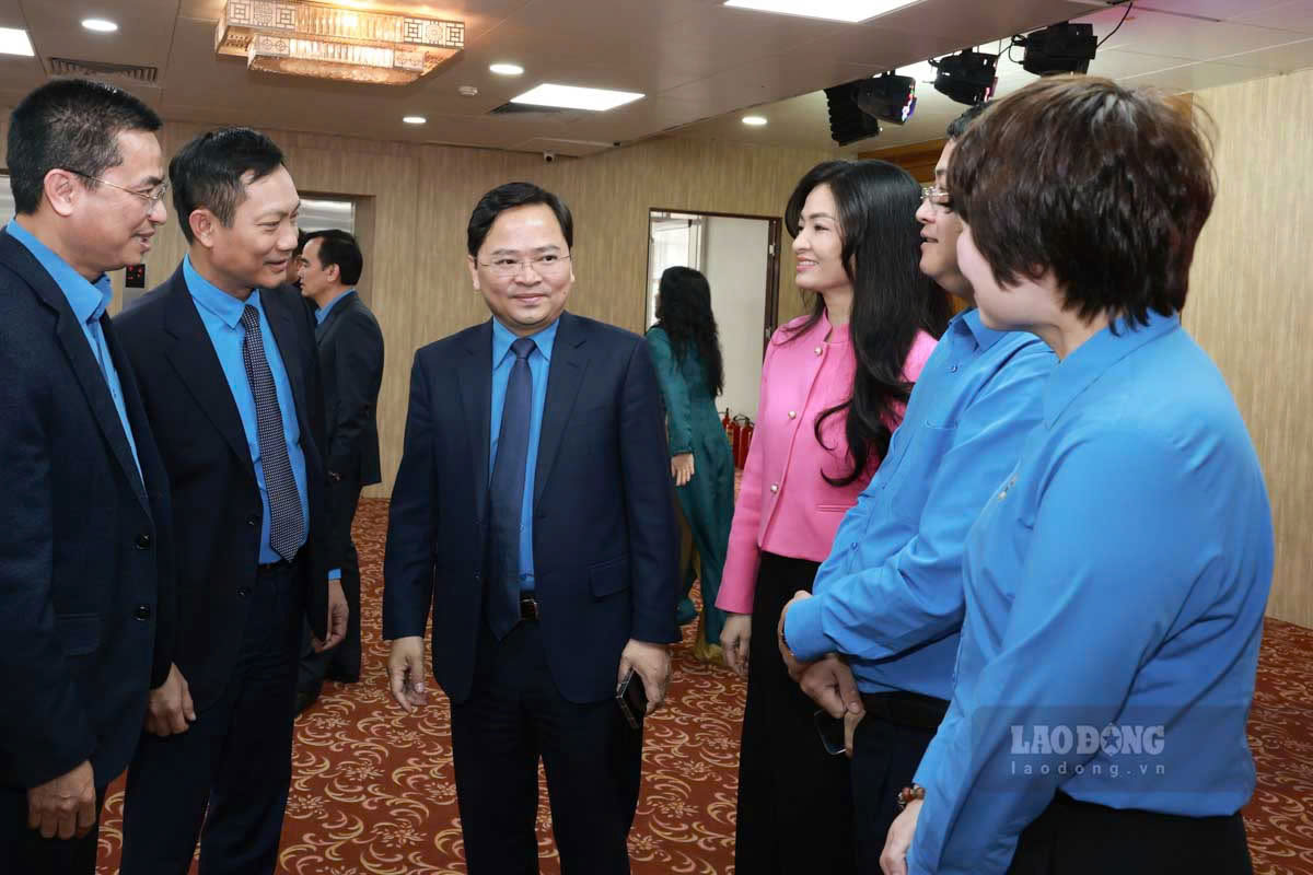 Đồng ch&iacute; Nguyễn Anh Tuấn (giữa ảnh) giao lưu với c&aacute;c đại biểu b&ecirc;n lề hội nghị. Ảnh: Hải Nguyễn