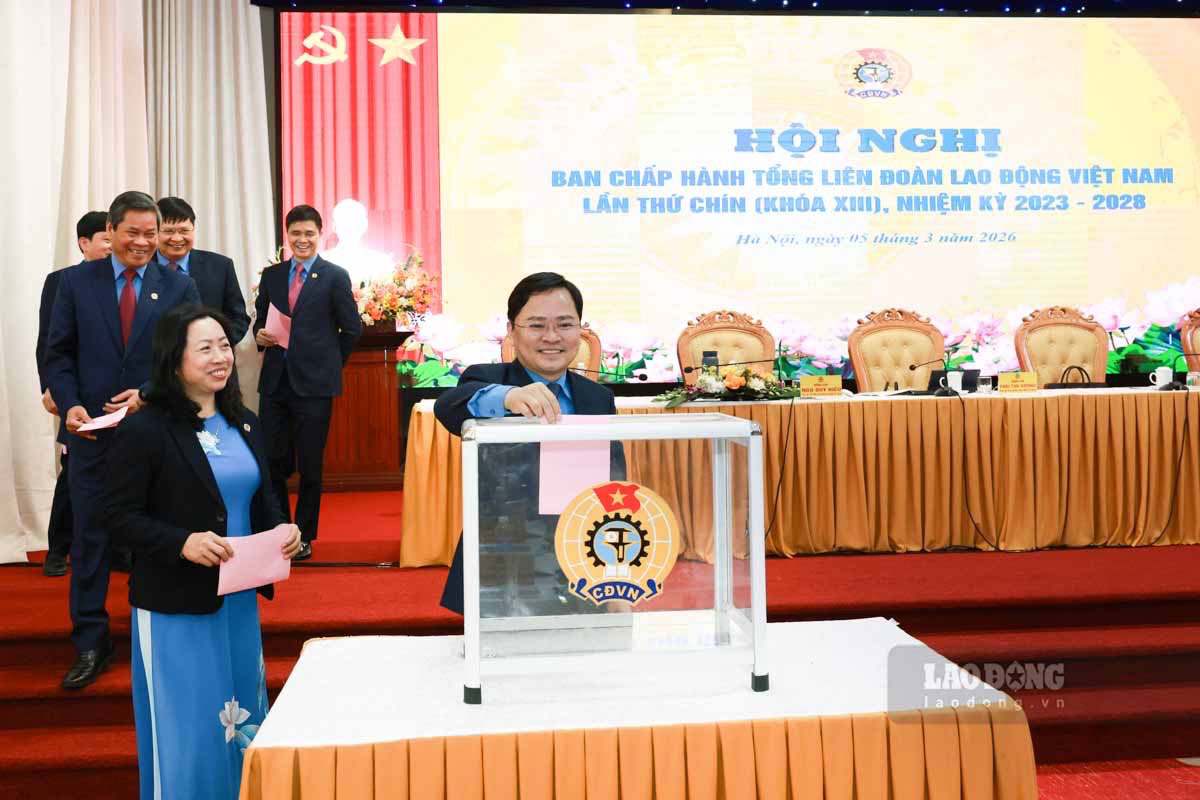 C&aacute;c đại biểu tiến h&agrave;nh bầu đồng ch&iacute; Nguyễn Anh Tuấn v&agrave;o Ủy vi&ecirc;n Đo&agrave;n Chủ tịch Tổng LĐLĐVN. Ảnh: Hải Nguyễn
