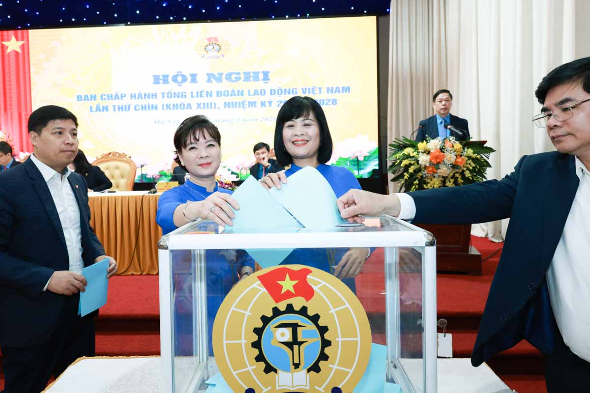 C&aacute;c đại biểu tiến h&agrave;nh bầu đồng ch&iacute; Nguyễn Anh Tuấn v&agrave;o Ban Chấp h&agrave;nh Tổng LĐLĐVN lần thứ 9 (kh&oacute;a XIII). Ảnh: Hải Nguyễn