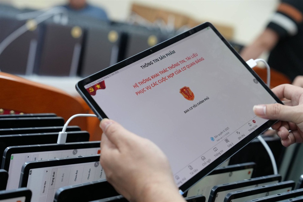 Tablets are deploying security solutions for the system to exploit information and documents serving the 14th Party Congress. Photo: Government Cipher Committee/bcy. gov. vn