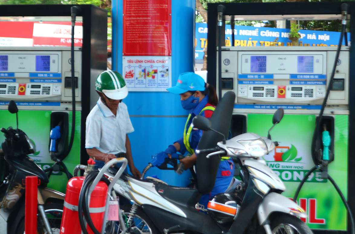 Gasoline and oil prices may increase from 1,207 - 3,220 VND/liter in this afternoon's price adjustment session. Photo: Thach Lam