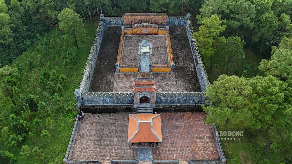 Demolishing the illegal communal house in Empress Dowager Tu Du's mausoleum. Photo: Nguyen Luan