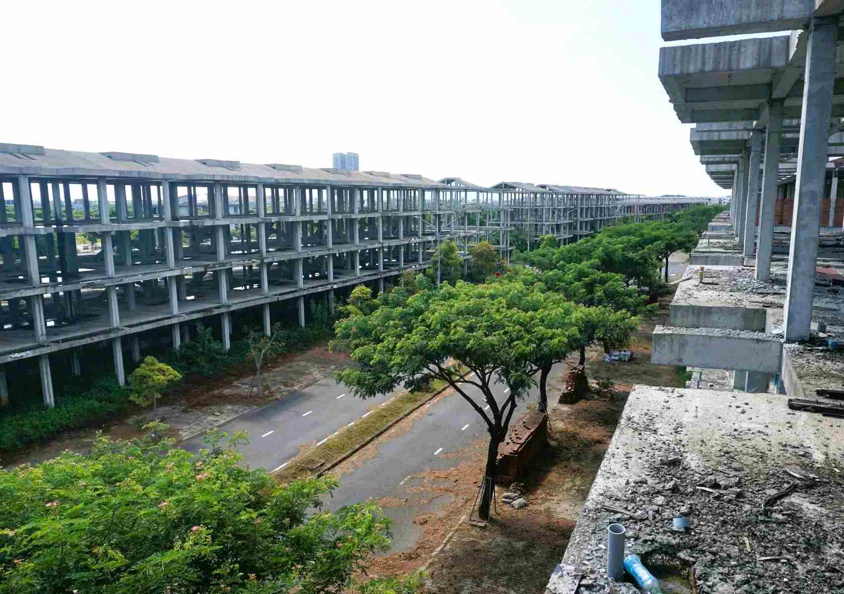 Hundreds of degraded and abandoned villas in the trillion-dong eco-urban area Golden Hills City in Da Nang. Photo: Truong An