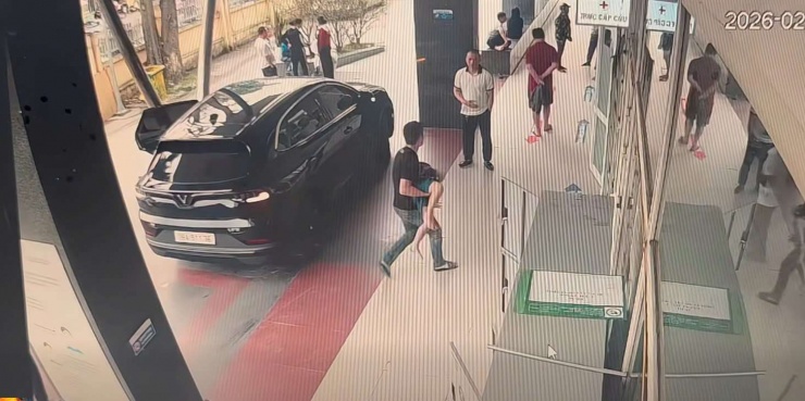 Mr. Duy Binh carried a 7-year-old child and ran straight into the Emergency Department of Bac Ninh General Hospital No. 1 on the afternoon of February 28, promptly handling the dangerous foreign object choking situation. Photo: Cut from clip