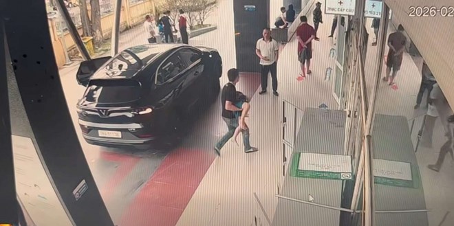 Tài xế vượt đèn đỏ, đưa cháu bé 7 tuổi bị hóc dị vật đi cấp cứu