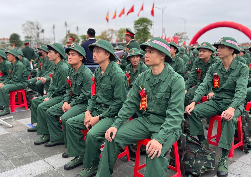 Young Party members of Quang Tri enthusiastically enlist. Photo: Cong Sang