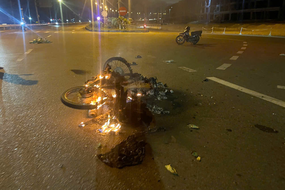 Scene of a traffic accident between 2 motorbikes on National Highway 19 new (Gia Lai), injuring 3 people. Photo: Minh Duc