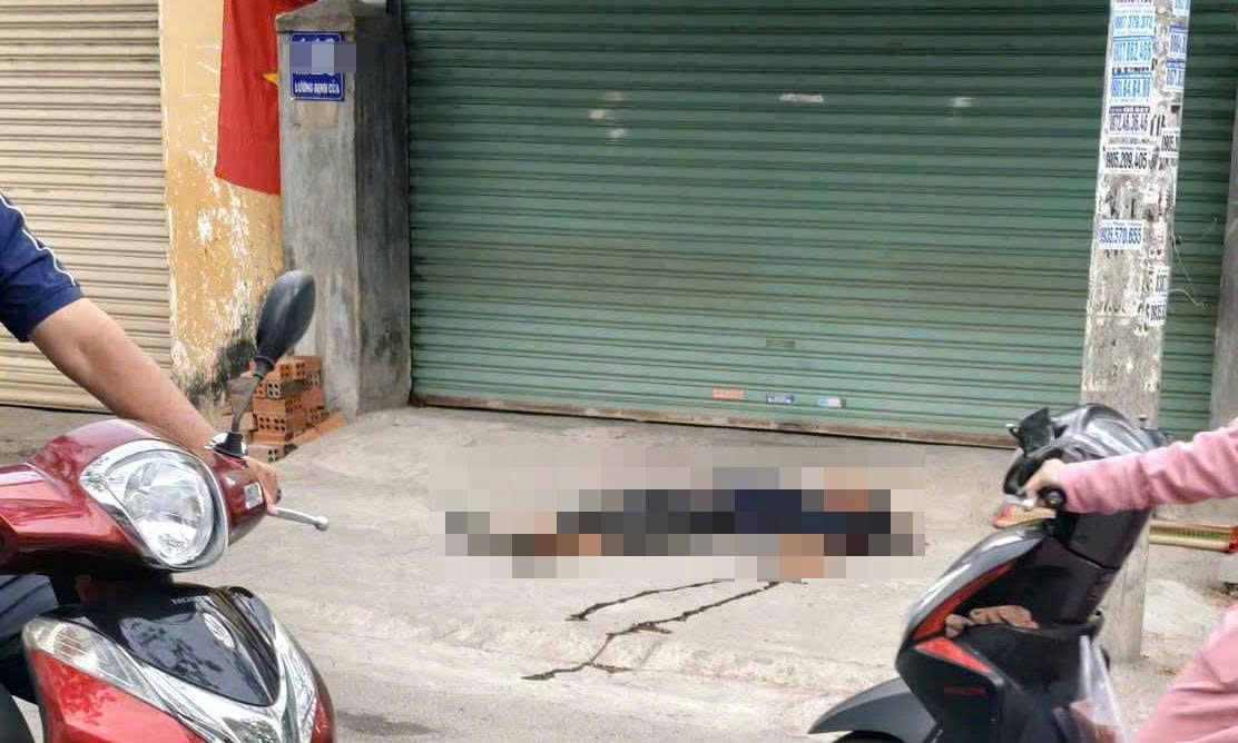 Cơ quan chức năng đang điều tra một người đàn ông tử vong trên vỉa hè ở Khánh Hòa. Ảnh: Phương Linh