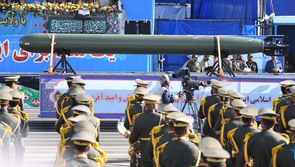 Tên lửa đạn đạo tầm xa Jahad do Iran tự sản xuất tham gia lễ diễu binh tại Tehran ngày 21.9.2024. Ảnh: Xinhua