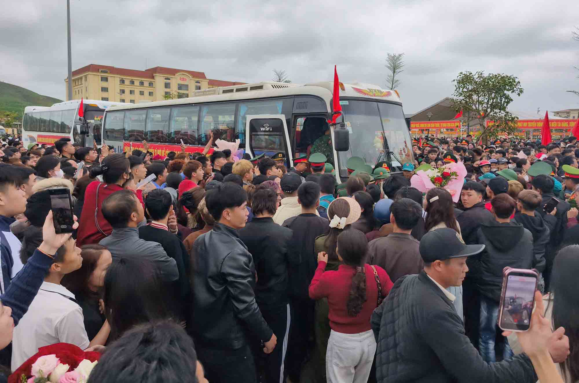Cảnh người thân ở Hà Tĩnh lưu luyến tiễn tân binh lên đường nhập ngũ. Ảnh: Đức Tuấn