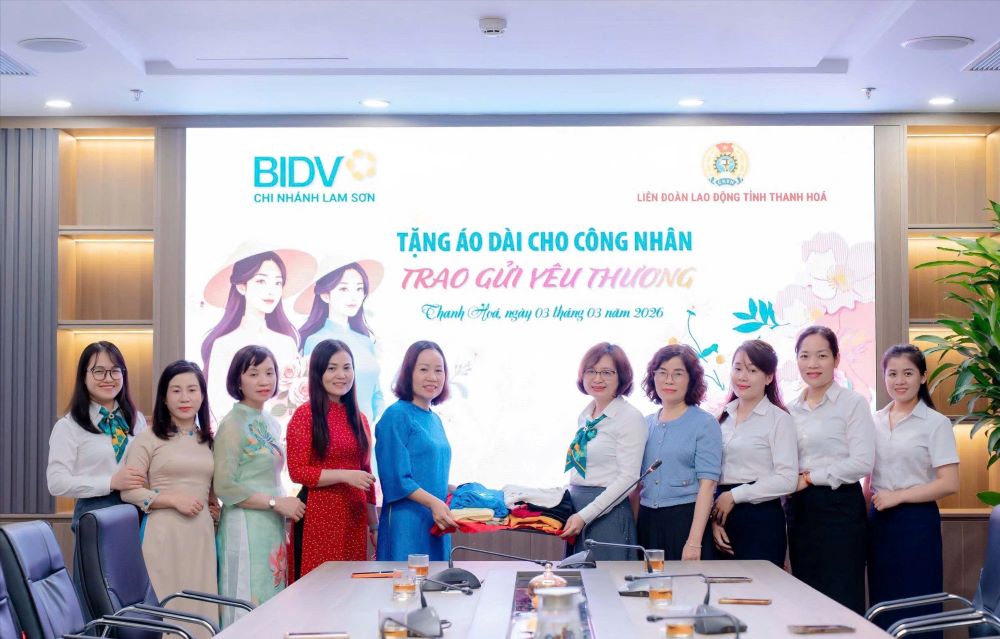 BIDV Lam Son Trade Union presents 45 ao dai to female workers in difficult circumstances. Photo: Thanh Hoa Trade Union