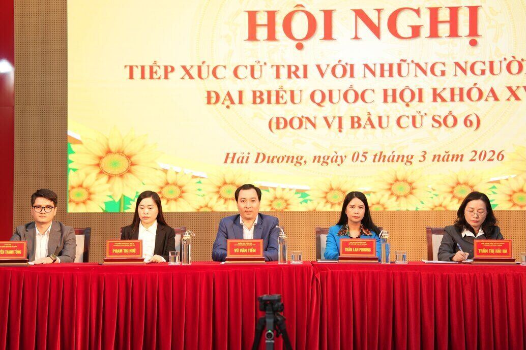 Các ứng cử viên đơn vị bầu cử số 6 tiếp xúc cử tri tại điểm cầu chính. Ảnh: Mai Hương