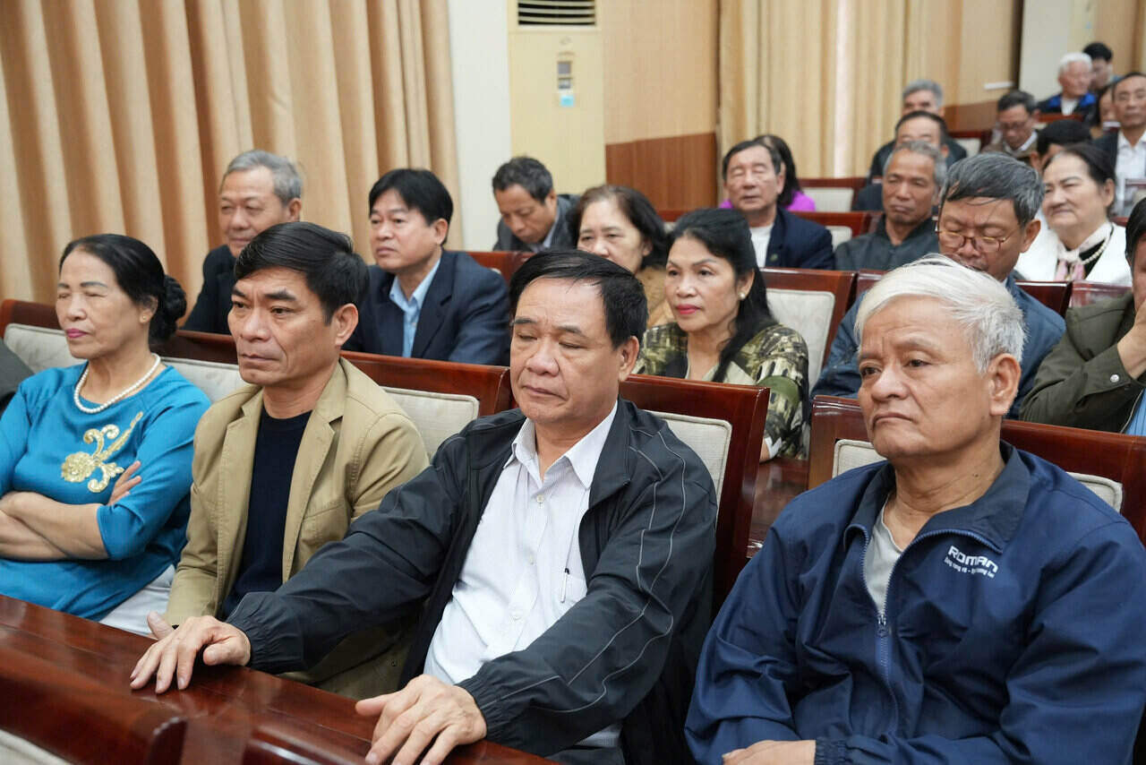 Cử tri theo dõi và đóng góp ý kiến tại điểm cầu phường Hải Dương.