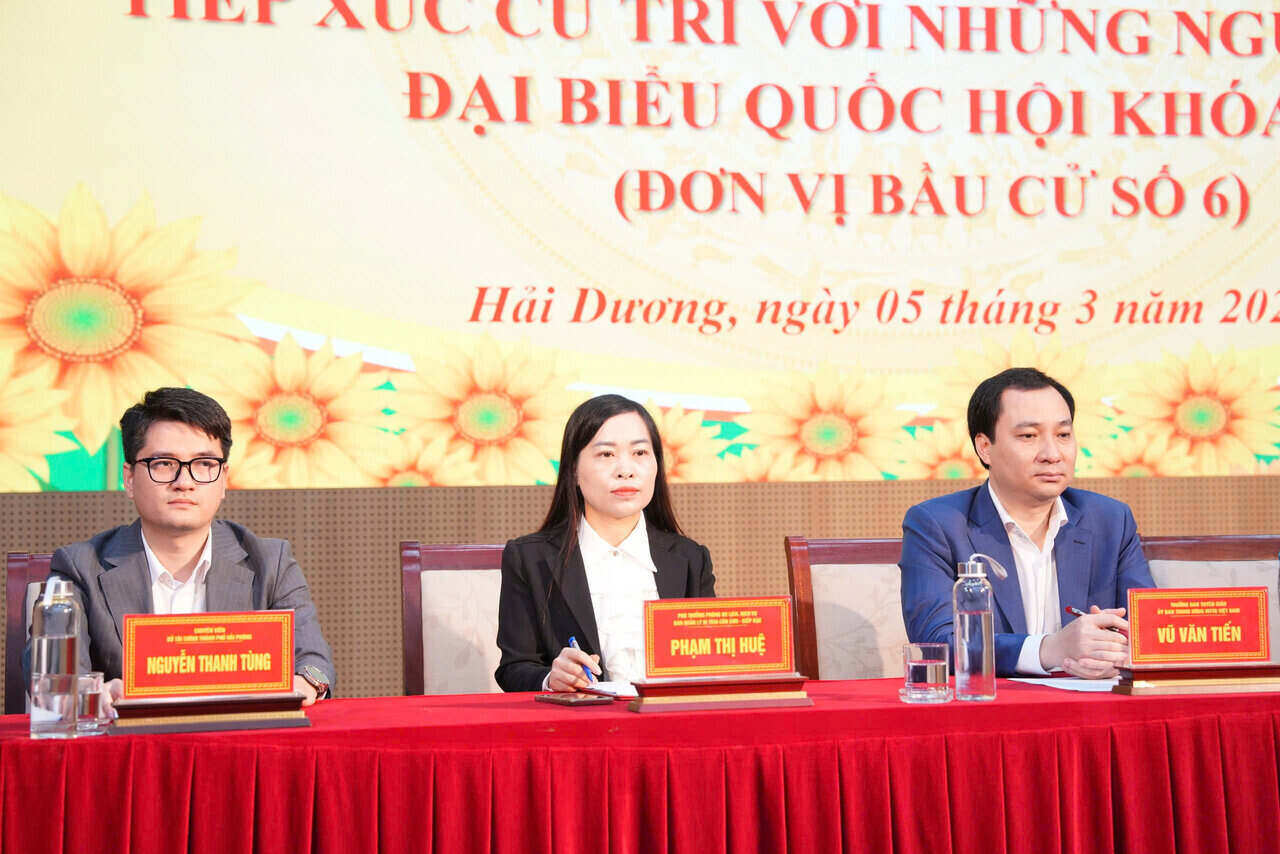 Mr. Vu Van Tien (far right) listens to voters' recommendations on infrastructure and social security. Photo: Mai Huong