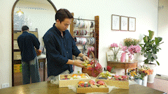 개인 맞춤형 선물이 인기를 얻고 있으며, 많은 전통 상점들이 3월 8일을 맞아 손님이 없습니다