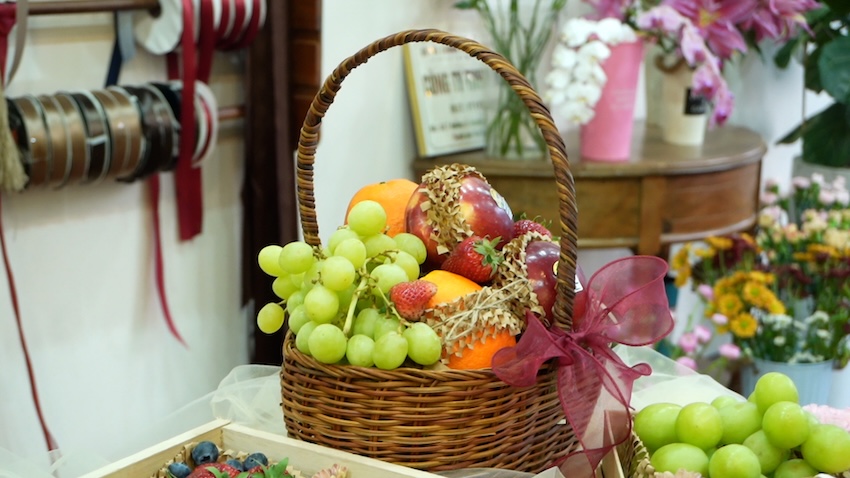 Personalized gifts are on the rise, many traditional stores are deserted on March 8th