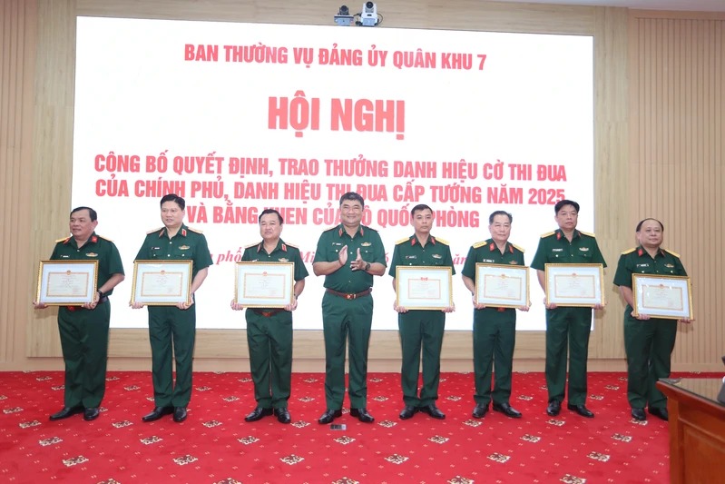 Thừa ủy quyền của Bộ Quốc phòng, Trung tướng Lê Xuân Thế - Ủy viên Trung ương Đảng, Tư lệnh Quân khu trao thưởng cho các tập thể, cá nhân. Ảnh: Quân khu 7