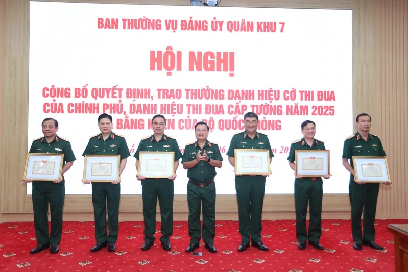 Authorized by the Ministry of National Defense, Lieutenant General Tran Vinh Ngoc - Secretary of the Party Committee, Political Commissar of the Military Region - awarded prizes to military officers. Photo: Military Region 7