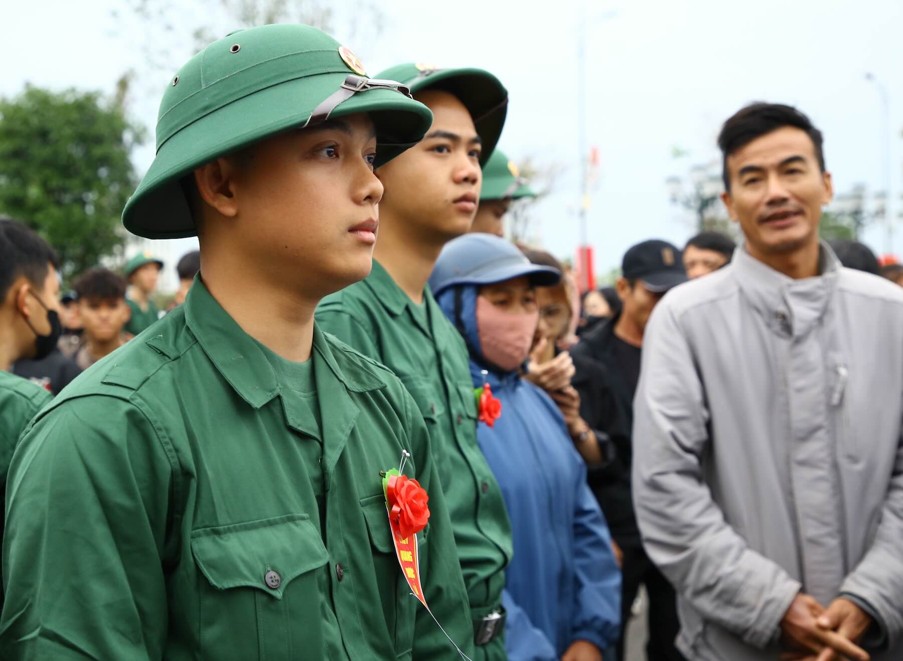 Thanh niên Trần Đình Hóa, đảng viên trẻ viết đơn lên đường nhập ngũ. Ảnh: Công Sáng