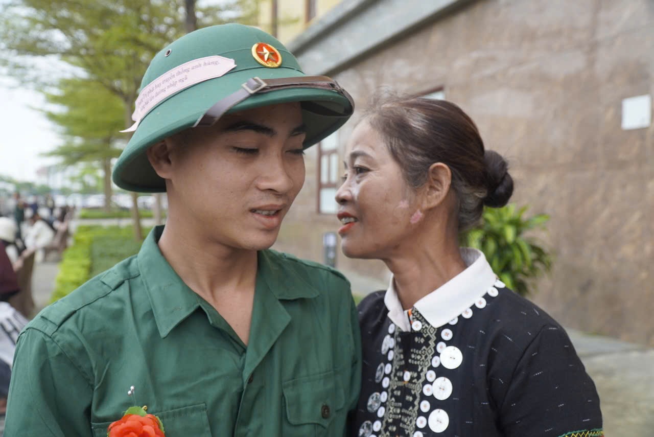 Mr. Ho Van Thoai's family traveled 70km from Co Trang village to see their son enlist in the army. Photo: Cong Sang