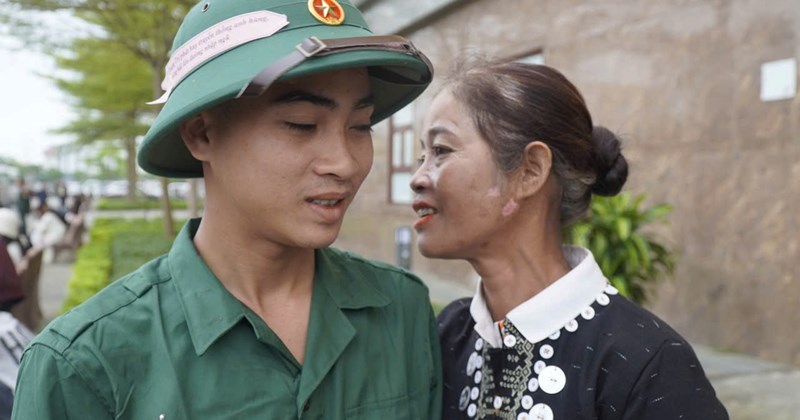 Hàng trăm người dân đưa con nhập ngũ, vượt 70km đường làng lên thành phố