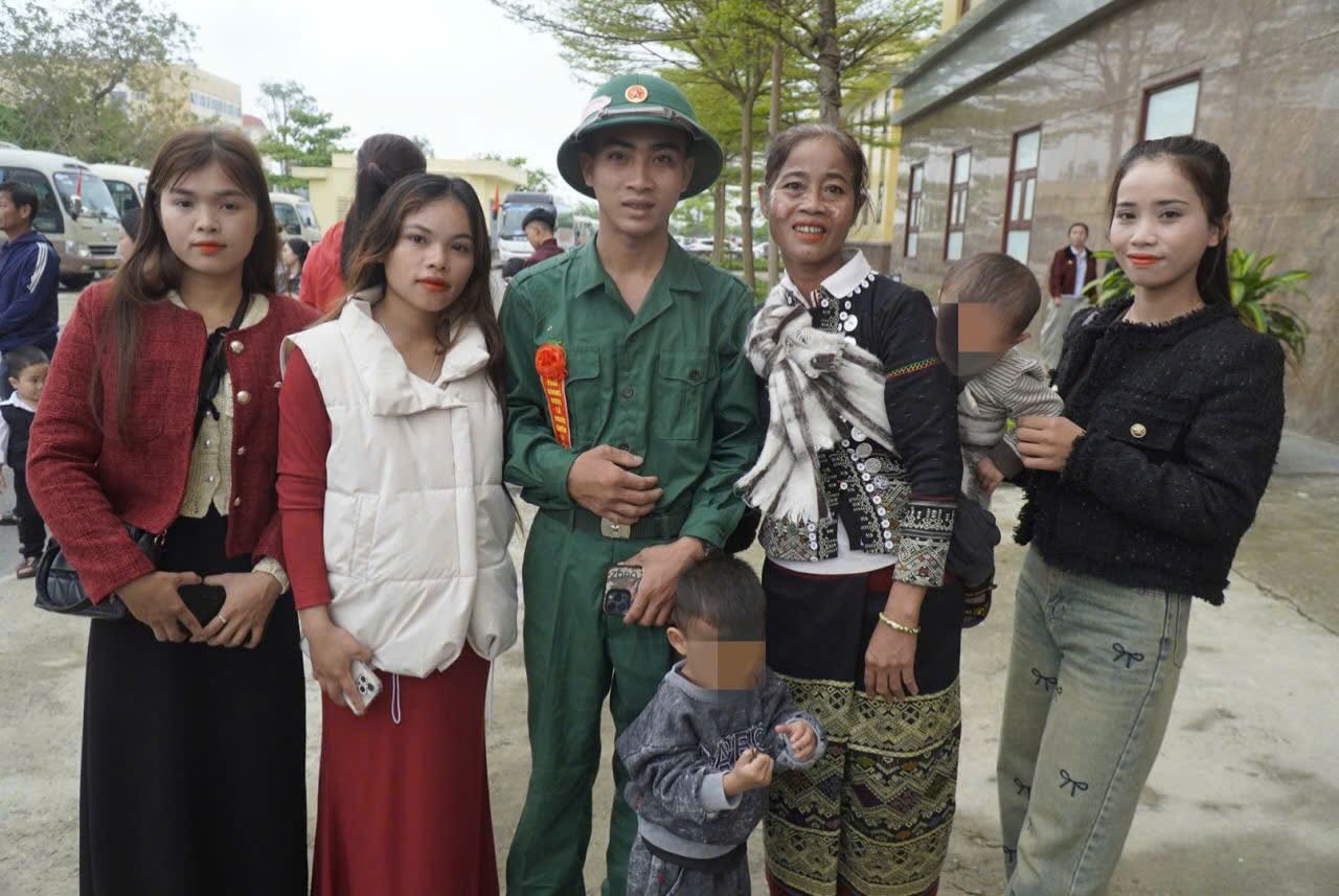 Gia đình đến tiễn con trai lên đường nhập ngũ. Ảnh: Công Sáng