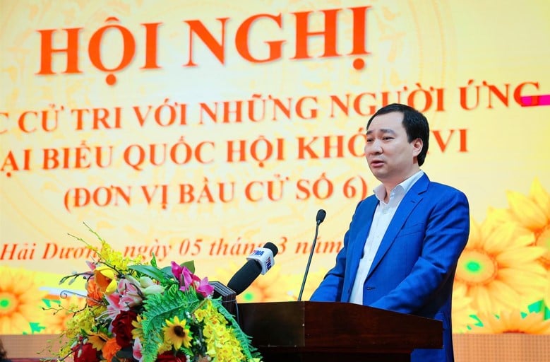 Mr. Vu Van Tien speaks at the meeting with voters of constituency No. 6. Photo: Mai Huong
