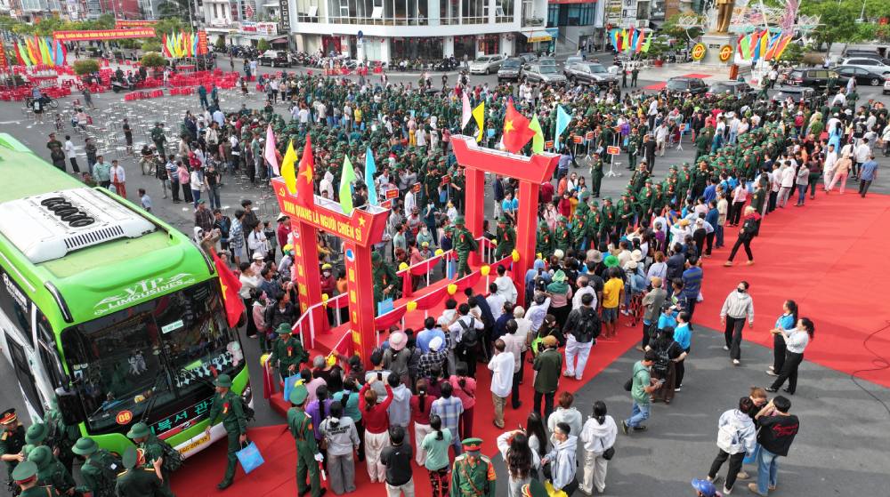 Thanh niên các địa phương nô nức lên đường tòng quân. Ảnh: Phương Vũ